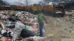 TPA Jatiwaringin Masih Berasap, Pemulung Bertahan Cari Nafkah