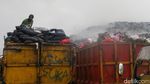 TPA Jatiwaringin Masih Berasap, Pemulung Bertahan Cari Nafkah