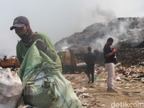 TPA Jatiwaringin Masih Berasap, Pemulung Bertahan Cari Nafkah