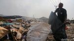 TPA Jatiwaringin Masih Berasap, Pemulung Bertahan Cari Nafkah