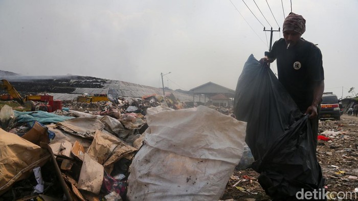 Kepulan asap masih menyelimuti TPA Jatiwaringin, Mauk, Kabupaten Tangerang, Banten, Jumat (3/7/2026), meski proses pemadaman telah berlangsung selama empat hari.