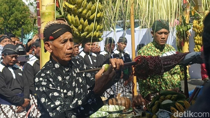 Tradisi jamasan pusaka tombak Kiai Upas di Griya Dalem Kanjengan, Tulungagung