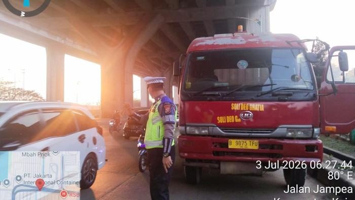 Truk trailer mogok di Jalan Cilincing, Jakarta Utara. Truk dalam proses perbaikan. (Dok TMC Polda Metro).