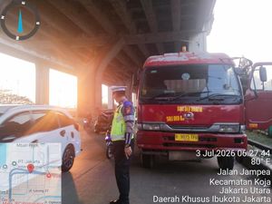 Truk Mogok di Jalan Cilincing Jakut, Masih Proses Perbaikan