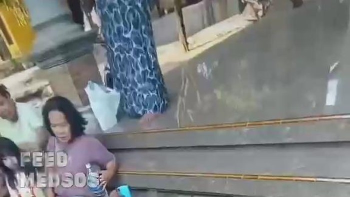 Tangkapan layar warga mengambil air dari sumber air di teras rumah warga Kandangmas Dawe.