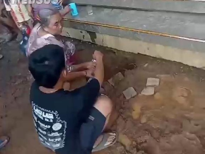 Tangkapan layar warga mengambil air dari sumber air di teras rumah warga Kandangmas Dawe.