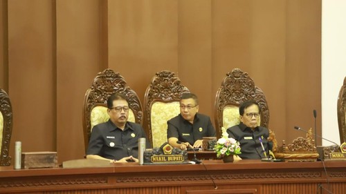 Wakil Bupati Gianyar Anak Agung Gde Mayun menghadiri rapat paripurna di kantor DPRD Gianyar, Jumat (3/6/2026). (Dok Pemkab Gianyar).