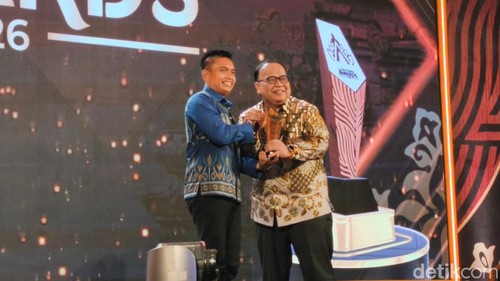 Wakil Bupati I Gede Ngurah Patriana Krisna menerima penghargaan Anugerah Program Ekonomi Terpuji Kategori Pemberdayaan Tenaga Kerja Berdampak untuk Pemkab Jembrana dalam ajang detikBali-Nusra Awards 2026. (Foto: Firizqi Irwan/detikBali)