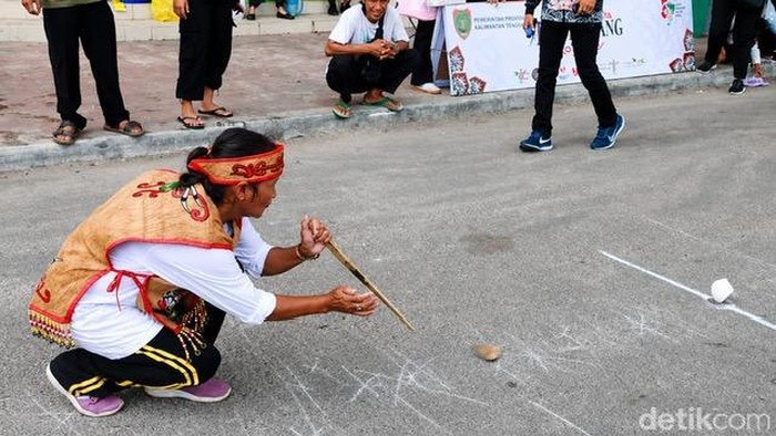 Warga Pangkalan Bun bermain balogo, salah satu permainan tradisional paling diminati saat diperkenalkan kepada masyarakat. (Sigit Pamungkas)