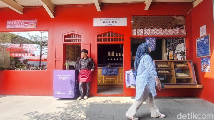 Wisatawan menjelajahi wahana baru Pacinan Ala Malaysia Bertajuk Little Nyonya di The Great Asia Africa