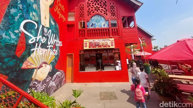 Wisatawan menjelajahi wahana baru Pacinan Ala Malaysia Bertajuk Little Nyonya di The Great Asia Africa
