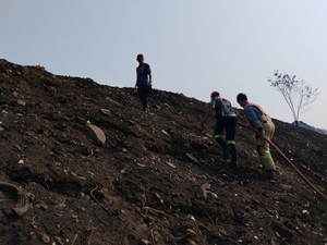 Masih Ada Titik Api di TPA Jatiwaringin, Pemadaman Terkendala Angin Kencang