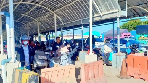 antrian di pelabuhan penyeberangan Poto Tano, Kabupaten Sumbawa Barat, NTB pada Sabtu (4/7/2026). (Dok. ASDP)