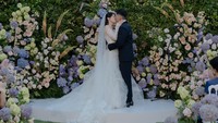 Arden Cho merasa menikah di Italia adalah impiannya. Saya tidak pernah bermimpi akan berjalan menyusuri lorong dengan mengenakan Vera Wang Haute Couture khusus. Terima kasih, @verawang, atas hadiah yang luar biasa ini dan atas perawatan luar biasa yang Anda dan tim Anda curahkan dalam setiap detail, tulisnya dilihat di Instagram, Sabtu (4/7/2026). (Foto: dok Instagram arden_cho / rebeccayale)