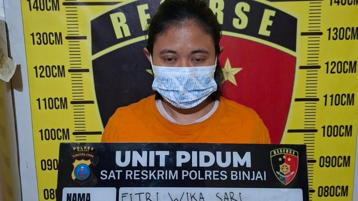 Pelaku Fitri saat diamankan petugas kepolisian.