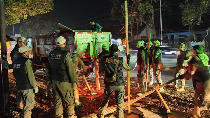 Bangunan liar di Cianjur dibongkar petugas