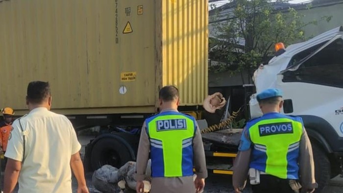 BPBD dan relawan memotong pohon yang tumbang menimpa truk trailer di Boyolali, Sabtu (4/7/2026).