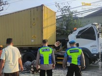 Brukk! Truk Trailer Ringsek Tertimpa Pohon Tumbang di Bangak Boyolali