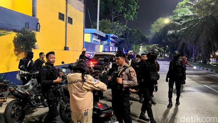 Brimob Polda Bubarkan Tawuran di Jakbar