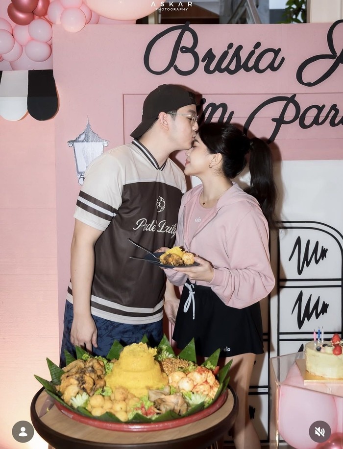 Brisia Jodie Kulineran Bareng Suami, Makan Tumpeng hingga Telur Gulung Brisia Jodie Kulineran Bareng Suami, Makan Tumpeng hingga Telur Gulung