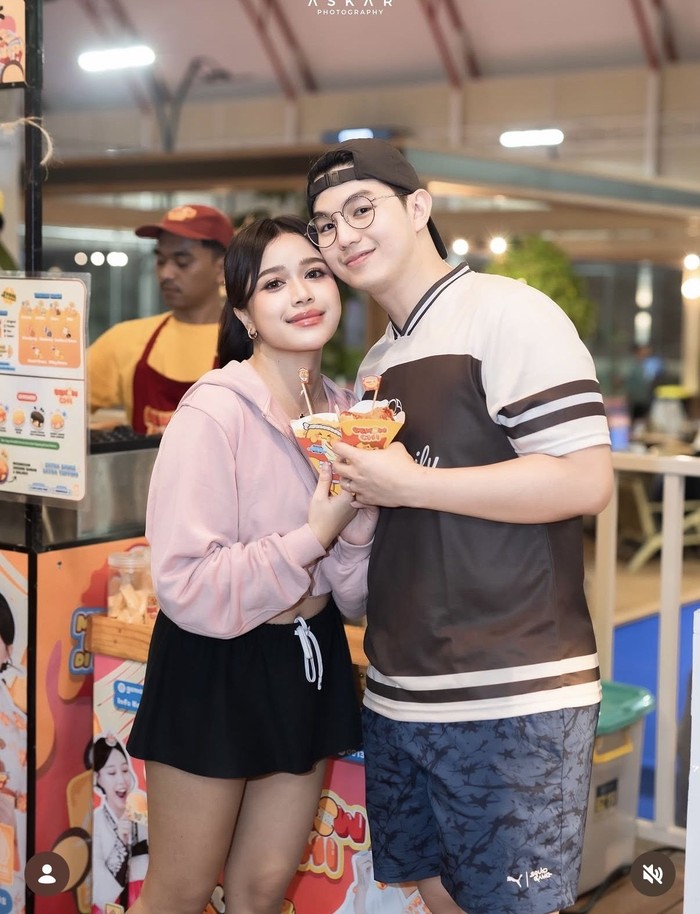 Brisia Jodie Kulineran Bareng Suami, Makan Tumpeng hingga Telur Gulung Brisia Jodie Kulineran Bareng Suami, Makan Tumpeng hingga Telur Gulung