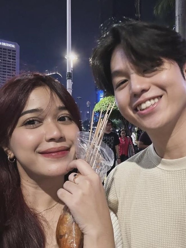 Brisia Jodie Kulineran Bareng Suami, Makan Tumpeng hingga Telur Gulung