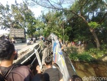 Bus Sugeng Rahayu Muat Belasan Orang Terbalik Masuk Sungai di Nganjuk