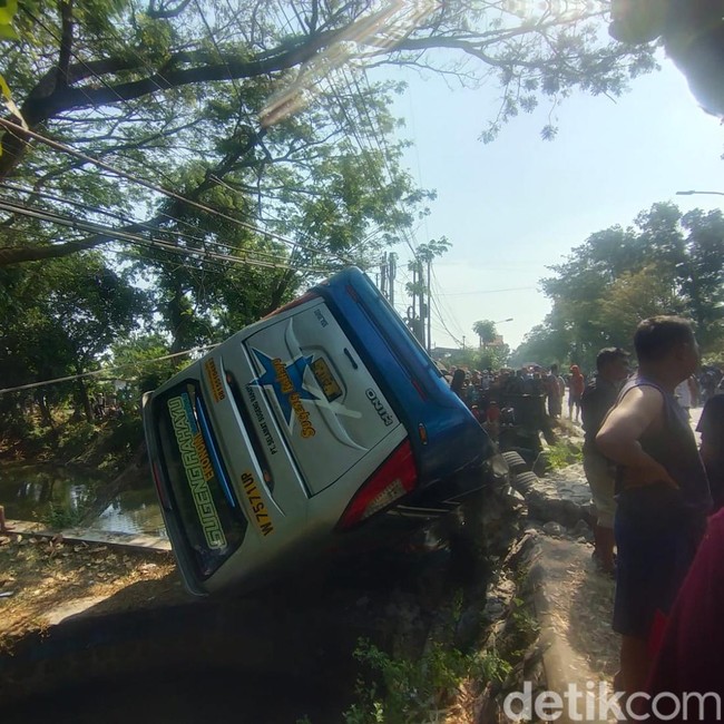 Potret Evakuasi Bus yang Terjun ke Sungai usai Tabrakan di Jembatan Paron