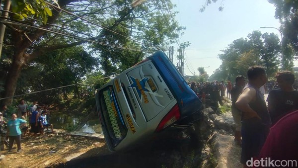 Potret Evakuasi Bus yang Terjun ke Sungai usai Tabrakan di Jembatan Paron