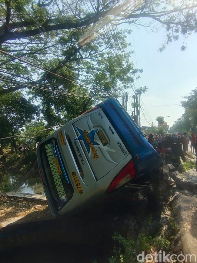Potret Evakuasi Bus yang Terjun ke Sungai usai Tabrakan di Jembatan Paron