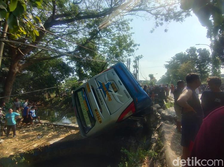Potret Evakuasi Bus yang Terjun ke Sungai usai Tabrakan di Jembatan Paron