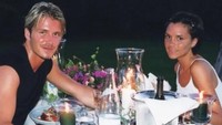 Lanjut giliran Victoria Beckham membagikan foto saat dirinya memulai jadi istri David. Mereka terlihat bergaya rambut yang sama, pendek dan belah tengah.Foto: dok Instagram davidbeckham