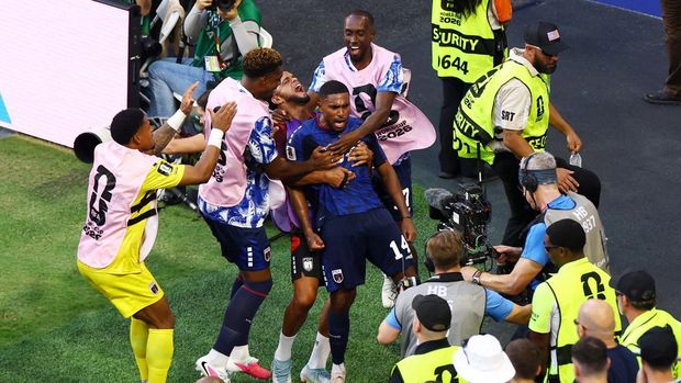 Deroy Duarte Soccer Football - FIFA World Cup 2026 - Round of 32 - Argentina v Cape Verde - Miami Stadium, Miami Gardens, Florida, U.S. - July 3, 2026 Cape Verde's Deroy Duarte celebrates scoring their first goal with teammates REUTERS/Marco Bello TPX IMAGES OF THE DAY