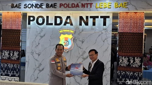 Direktur Operasional MURI, Yusuf Ngadri, saat menyerahkan penghargaan MURI kepada Kapolda NTT Irjen Rudi Darmoko di Mapolda NTT, Sabtu (4/7/2026). (Yufengki Bria/detikBali).