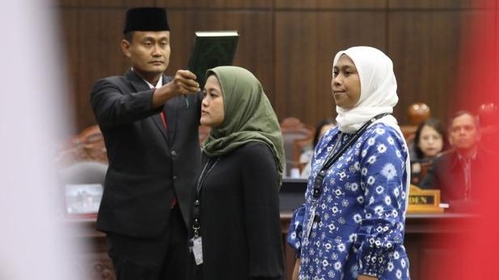 Dua dosen yang menjadi saksi mengambil sumpah sebelum menyampaikan kesaksian di Mahkamah Konstitusi (30/6/2026)