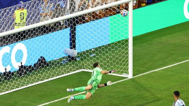 Emiliano Martinez Soccer Football - FIFA World Cup 2026 - Round of 32 - Argentina v Cape Verde - Miami Stadium, Miami Gardens, Florida, U.S. - July 3, 2026 Cape Verde's Sidny Lopes Cabral celebrates scoring their second goal past Argentina's Emiliano Martinez REUTERS/Marco Bello