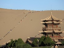 Fenomena Gunung Pasir Bernyanyi di Gurun Gobi Tarik Minat Wisatawan