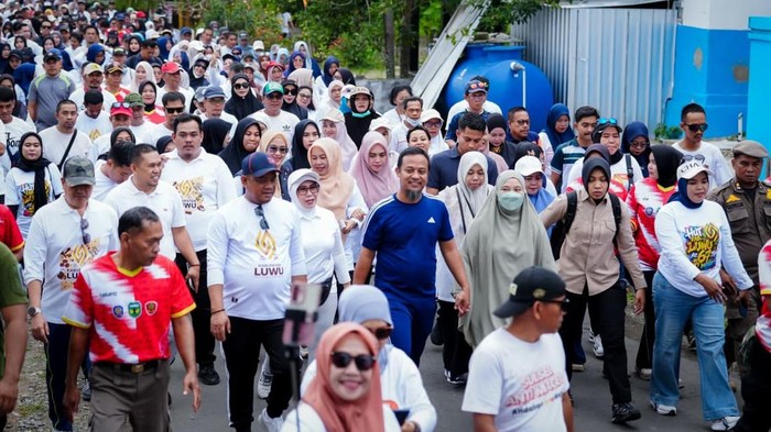 Gubernur Sulsel Andi Sudirman Sulaiman mengikuti Jalan Sehat Anti Mager dalam rangka HUT ke-67 Luwu.