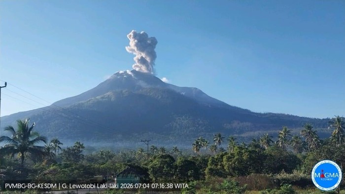 Gunung Lewotobi Laki-Laki meletus ada pukul 7.14 Wita, Sabtu (4/7/2026). (Dok PVMBG)