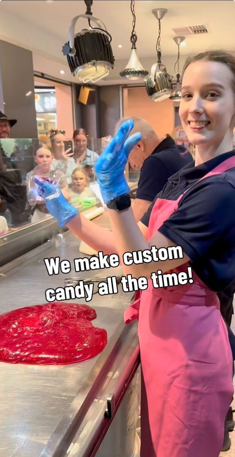 Heboh Pernikahan Taylor Swift, Toko Permen Ini Bikin Candy Cane Spesial!