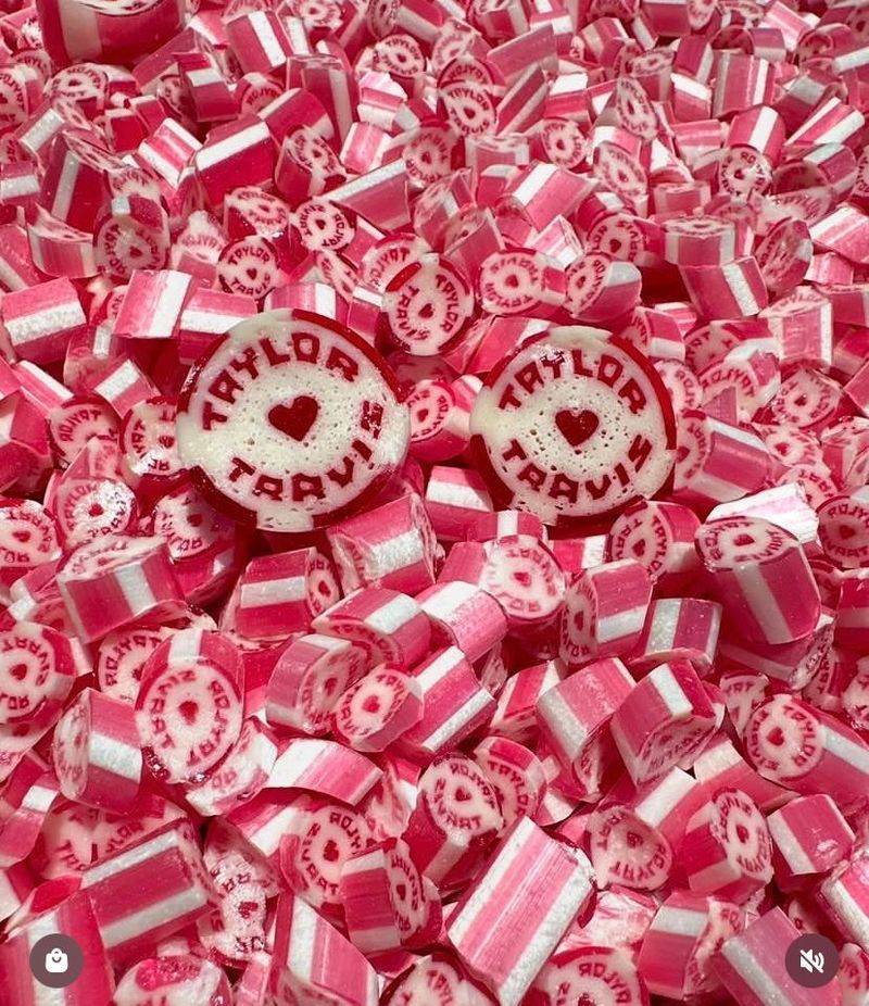 Heboh Pernikahan Taylor Swift, Toko Permen Ini Bikin Candy Cane Spesial!