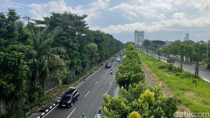 Suasana Kota Surabaya saat cerah berawan
