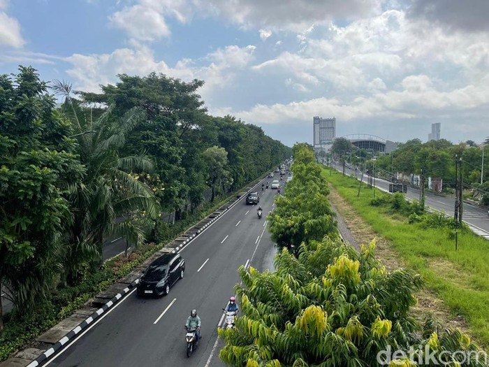 Suasana Kota Surabaya saat cerah berawan