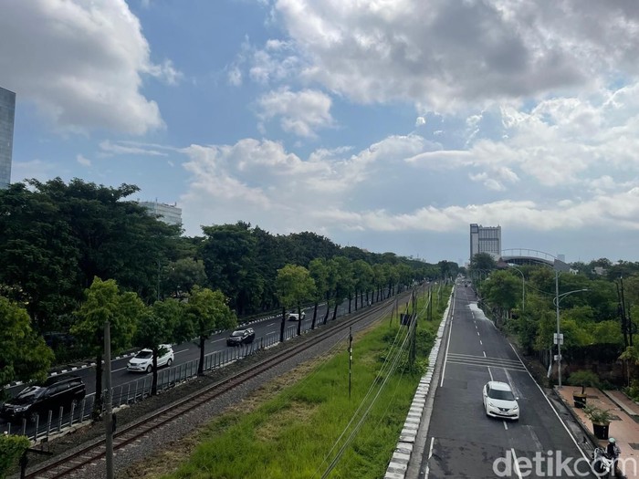Suasana Kota Surabaya saat cerah berawan