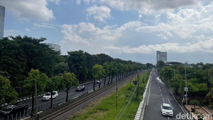 Suasana Kota Surabaya saat cerah berawan