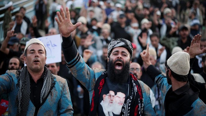 Iran memulai prosesi pemakaman mantan pemimpin tertinggi Ayatollah Ali Khamenei (Foto: REUTERS/Alkis Konstantinidis)