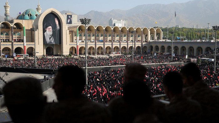 Warga yang hadiri upacara pemakaman Khamenei (Foto: REUTERS/Mohammed Salem)