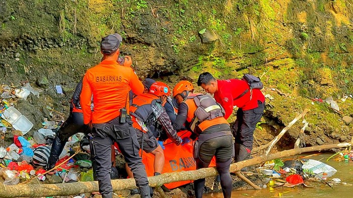 Jasad Fadlan ditemukan TIM SAR gabungan di Sungai Cicatih