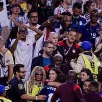 Aksi Cabral berlari dari lapangan ke bangku penonton ini sempat membuat petugas keamanan kewalahan. Dua petugas Piala Dunia sempat mendekat dan tampak melarangnya untuk melompat ke arah penonton. Namun pada akhirnya, pemain Benfica itu berhasil menghampiri dan memeluk Jayley Da Cruz. Foto: Dok. Instagram jayleydacruz