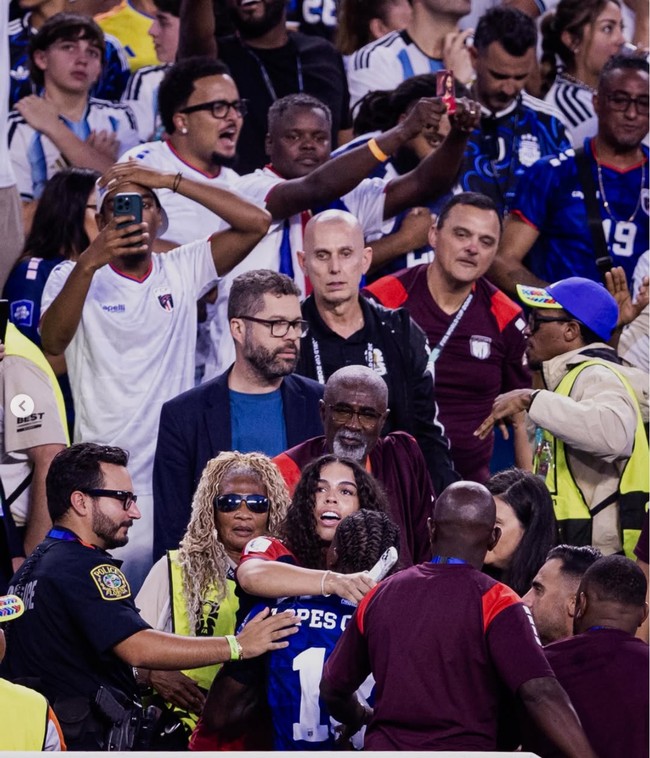 Usai mencetak gol, Sidny Lopes Cabral melakukan selebrasi yang viral. Bek kanan Cape Verde ini langsung sprint menuju kerumunan penonton dan memeluk seorang wanita yang diketahui adalah kekasihnya bernama Jayley Da Cruz. Foto: Dok. Instagram jayleydacruz